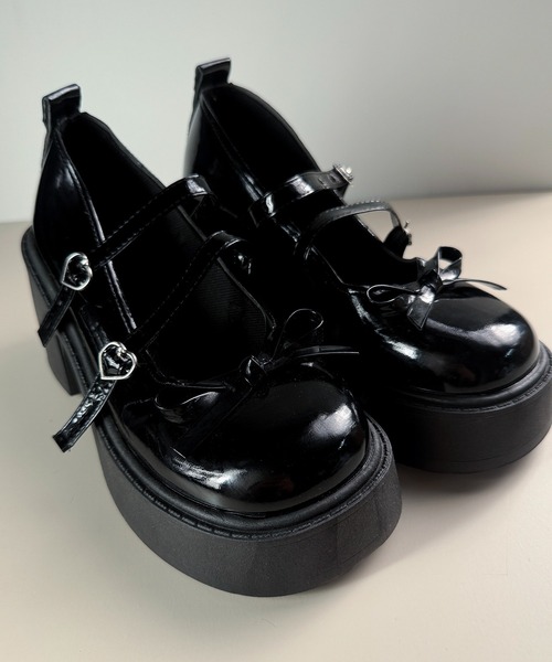 MAISON SELECT(メゾンセレクト)の「9C93 ハートバックル クロスストラップ 厚底 リボンシューズ(パンプス・レディース・ブラック・40/38/36)」の3枚目の写真