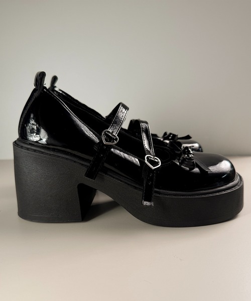 MAISON SELECT(メゾンセレクト)の「9C93 ハートバックル クロスストラップ 厚底 リボンシューズ(パンプス・レディース・ブラック・40/38/36)」の4枚目の写真