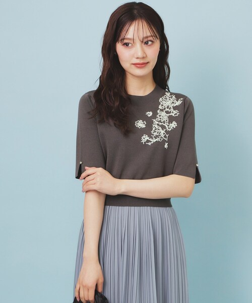 index（インデックス）の「刺繍デザインドッキングプリーツワンピース【洗濯機OK】（ワンピース・レディース・ナチュラル/チャコールグレー/ベビーピンク・00）」の2枚目の写真