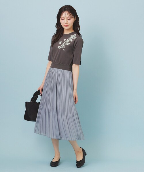 index（インデックス）の「刺繍デザインドッキングプリーツワンピース【洗濯機OK】（ワンピース・レディース・ナチュラル/チャコールグレー/ベビーピンク・00）」の5枚目の写真