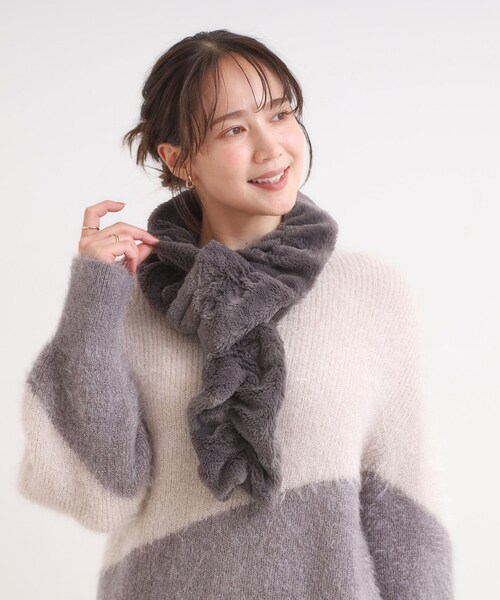 SHOO・LA・RUE（シューラルー）の「ウェーブフェイクファーマフラー（ストール/ショール・レディース・チャコールグレー/ピンク系/グレー/アイボリー/ブラウン系・00）」の12枚目の写真