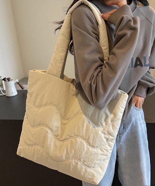 VIBGYOR(ヴィブジョー)の「Liaa/キルティング トートバッグ A18498(トートバッグ・レディース・ブラック/ベージュ/パープル/ピンク/ブルー・FREE)」の1枚目の写真