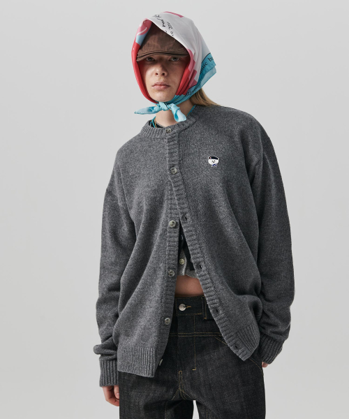 Beyond Closet(-)の「ILPシグネチャーワッペンソフトタッチラウンドカーディガングレー(カーディガン/ボレロ・レディース・その他・MEDIUM/LARGE/SMALL)」の2枚目の写真