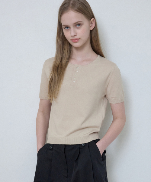 WEDNESDAYOASISFORWOMEN(ウェンズデー オアシス フォー ウーマン)の「ウォッシャブルシアーヘンリーネックハーフニット_BEIGE(WC25-KN18)(ニット/セーター・レディース・ベージュ・FREE)」の1枚目の写真