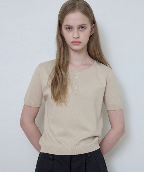 WEDNESDAYOASISFORWOMEN(ウェンズデー オアシス フォー ウーマン)の「ウォッシャブルシアーヘンリーネックハーフニット_BEIGE(WC25-KN18)(ニット/セーター・レディース・ベージュ・FREE)」の2枚目の写真
