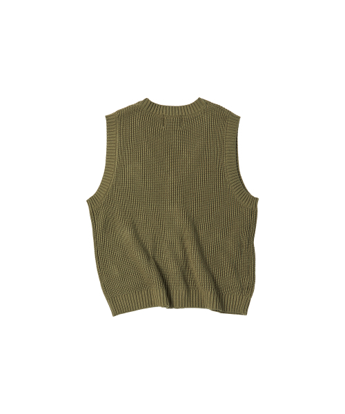 COMONINOZ（コモニノズ）の「V-NECK SWEATER VEST [OLIVE GREEN]（ベスト・メンズ・オリーブ・SMALL/MEDIUM/LARGE）」の3枚目の写真