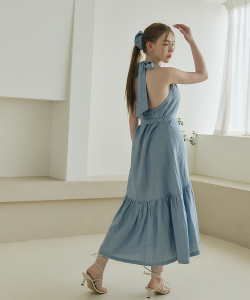BELLEMA(ベルマ)の「SKY Linen Back-Open Ribbon Halterneck Dress(ワンピース・レディース・スカイブルー・FREE)」の4枚目の写真
