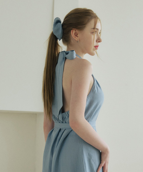 BELLEMA(ベルマ)の「SKY Linen Back-Open Ribbon Halterneck Dress(ワンピース・レディース・スカイブルー・FREE)」の5枚目の写真