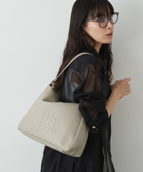 russet(ラシット)の「エンボスモノグラム2WAYショルダーバッグ(ショルダーバッグ・レディース・グレー系その他/アイボリー/ブラック/ライトグレー・FREE)」の4枚目の写真