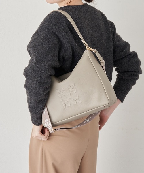 ラシット　ベージュ　2way ショルダーバッグ　モノグラムプレート　新品 エンボスモノグラム2WAYショルダーバッグ（ショルダーバッグ）｜russet