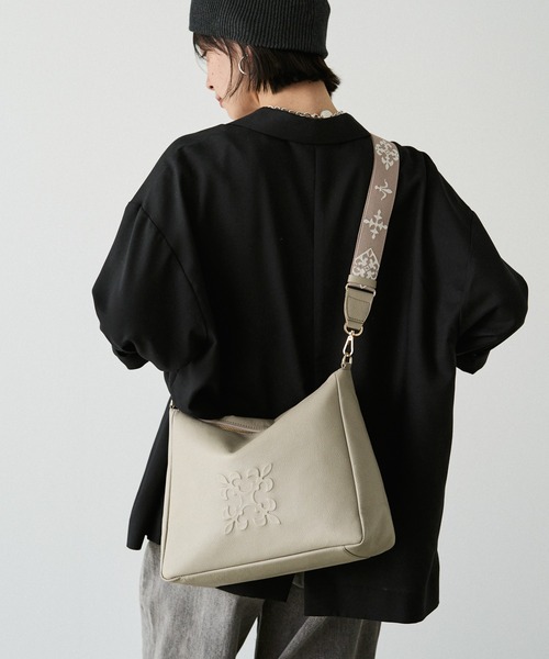 russet(ラシット)の「エンボスモノグラム2WAYショルダーバッグ(ショルダーバッグ・レディース・グレー系その他/アイボリー/ブラック/ライトグレー・FREE)」の8枚目の写真