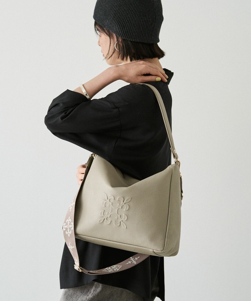 russet(ラシット)の「エンボスモノグラム2WAYショルダーバッグ(ショルダーバッグ・レディース・グレー系その他/アイボリー/ブラック/ライトグレー/ベージュ/ブラウン・FREE)」の17枚目の写真