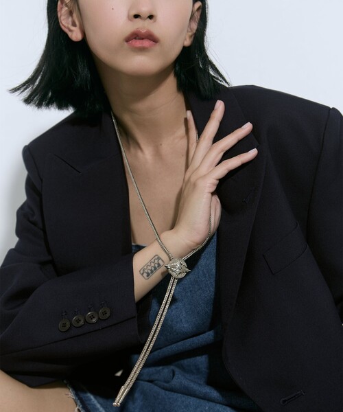 TOGA PULLA（トーガ　プルラ）の「【TOGA PULLA/トーガプルラ】Metal concho loop tie/メタルコンチョループタイ（ネックレス・レディース・シルバー・FREE）」の6枚目の写真