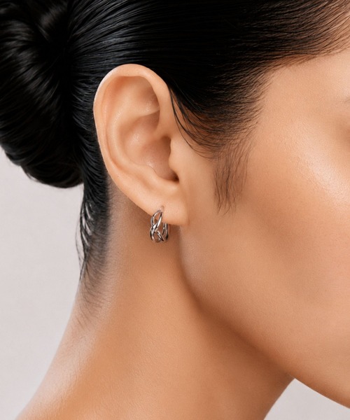 Lyvi(ライビィ)の「Knotted Line Hoop Pierce / 金属アレルギー対応(ピアス(両耳用)・レディース・シルバー/ゴールド・FREE)」の7枚目の写真