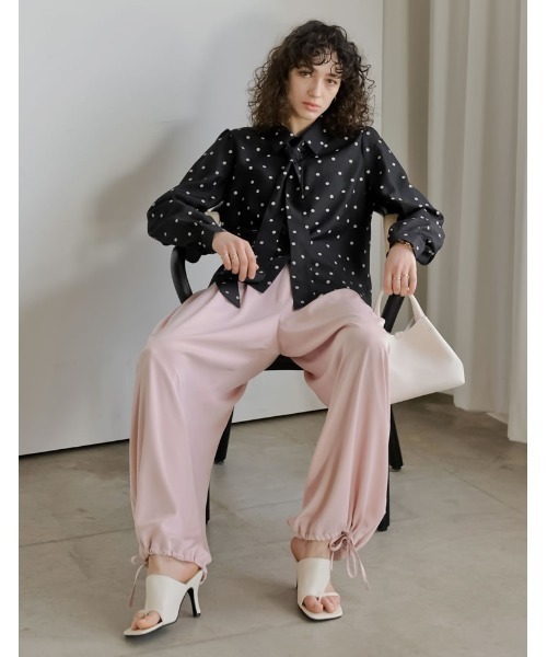 Re:EDIT（リエディ）の「[2026S/S COLLECTION][低身長/高身長サイズ有]マットサテン裾ドロストバルーンワイドパンツ（その他パンツ・レディース・モカ/ピンク/アイボリー/ブラック・LARGE/TALL/MEDIUM/SHORT）」の13枚目の写真