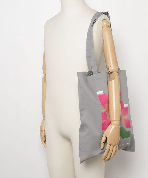 GOAT（ゴート）の「［GOAT］× [uesatsu]  PINK FLOWER TOTE BAG（トートバッグ・レディース・グレー・F）」の6枚目の写真