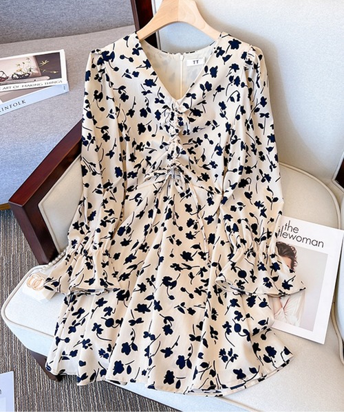 AMAJI(アマジ)の「小花柄ウエストシャーリングワンピース(ワンピース・レディース・ホワイト・XX-LARGE/X-LARGE/LARGE/MEDIUM)」の1枚目の写真