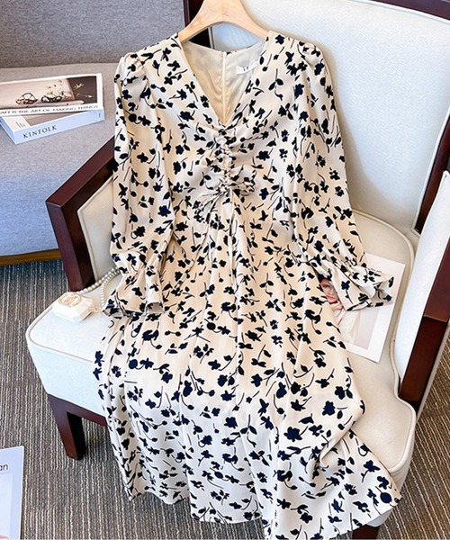 AMAJI(アマジ)の「小花柄ウエストシャーリングワンピース(ワンピース・レディース・ホワイト・XX-LARGE/X-LARGE/LARGE/MEDIUM)」の2枚目の写真