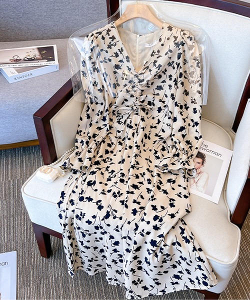AMAJI(アマジ)の「小花柄ウエストシャーリングワンピース(ワンピース・レディース・ホワイト・XX-LARGE/X-LARGE/LARGE/MEDIUM)」の3枚目の写真