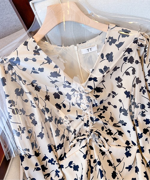 AMAJI(アマジ)の「小花柄ウエストシャーリングワンピース(ワンピース・レディース・ホワイト・XX-LARGE/X-LARGE/LARGE/MEDIUM)」の4枚目の写真