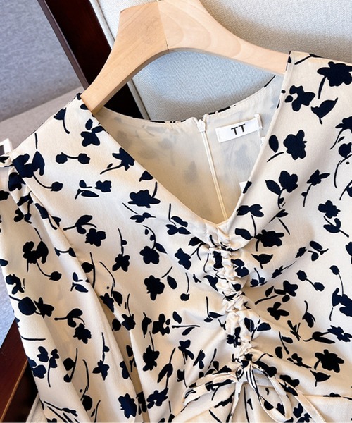 AMAJI(アマジ)の「小花柄ウエストシャーリングワンピース(ワンピース・レディース・ホワイト・XX-LARGE/X-LARGE/LARGE/MEDIUM)」の5枚目の写真