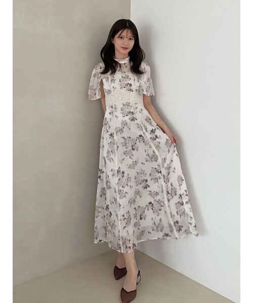 MERCURYDUO(マーキュリーデュオ)の「シャイニープリントレースブロッキングワンピース(ワンピース・レディース・アイボリー/ブルー・MEDIUM/SMALL)」の4枚目の写真