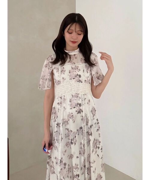MERCURYDUO(マーキュリーデュオ)の「シャイニープリントレースブロッキングワンピース(ワンピース・レディース・アイボリー/ブルー・MEDIUM/SMALL)」の6枚目の写真