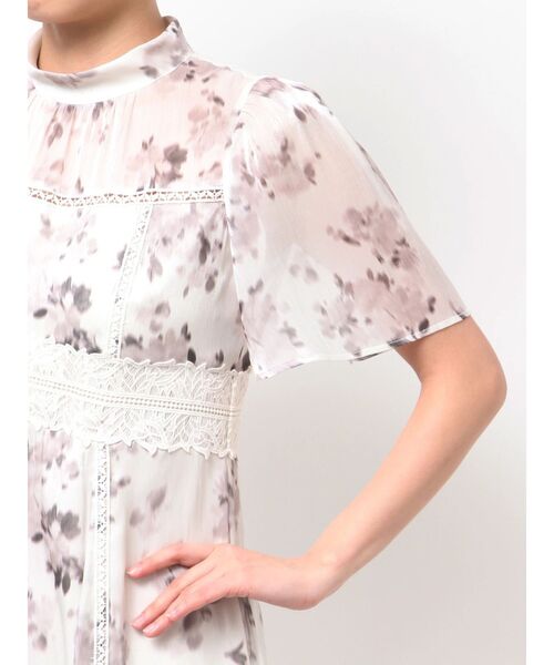 MERCURYDUO(マーキュリーデュオ)の「シャイニープリントレースブロッキングワンピース(ワンピース・レディース・アイボリー/ブルー・MEDIUM/SMALL)」の12枚目の写真