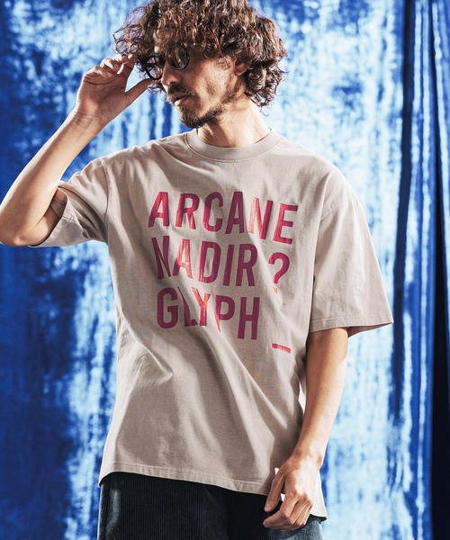 ANGENEHM(アンゲネーム)の「mt10439- Vintage Pigment Logo Printed T-shirt プリントTシャツ(AG06-011scg)(Tシャツ/カットソー・メンズ・ブラック/グリーン/レッド系その他/キナリ・L/M/S)」の1枚目の写真