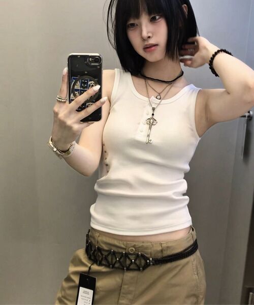 MUSINSA STANDARD WOMAN（ムシンサスタンダードウーマン）の「ウィメンズヘンリーネックタンクトップ[ホワイト]（Tシャツ/カットソー・レディース・その他・X-SMALL/SMALL/MEDIUM/LARGE）」の7枚目の写真