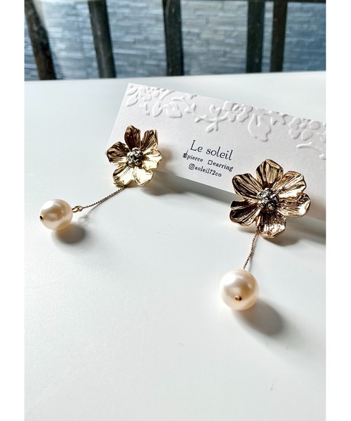 tone(トーン)の「【Le soleil】フラワーモチーフ&スワロフスキーパール ピアス(MA)(ピアス(両耳用)・レディース・ゴールド・FREE)」の1枚目の写真