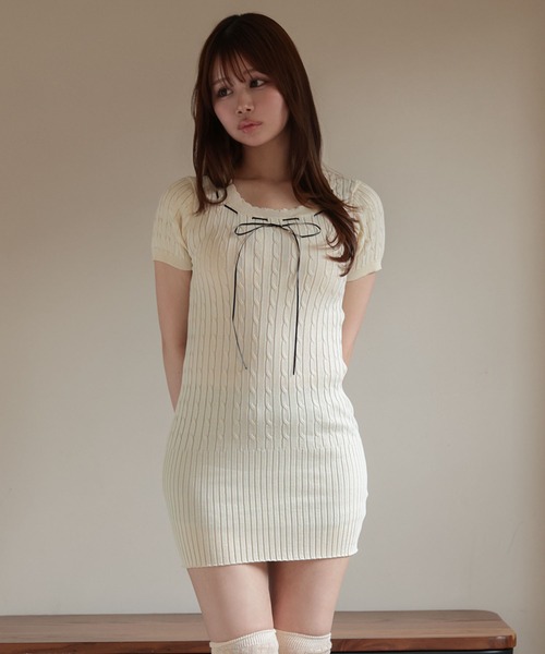M DOLLY(エムドリー)の「Cable knit elsa ribbon mini dress/ケーブルニットエルサ リボンミニドレス(ワンピース・レディース・ブラック/ホワイト/アイボリー・FREE)」の3枚目の写真