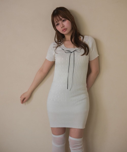 M DOLLY(エムドリー)の「Cable knit elsa ribbon mini dress/ケーブルニットエルサ リボンミニドレス(ワンピース・レディース・ブラック/ホワイト/アイボリー・FREE)」の4枚目の写真