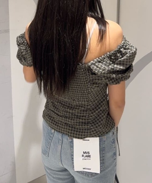 MOUSSY（マウジー）の「MULTIWAY GATHER ブラウス（シャツ/ブラウス・レディース・グリーン系その他2/ブラック/オフホワイト・FREE）」の17枚目の写真