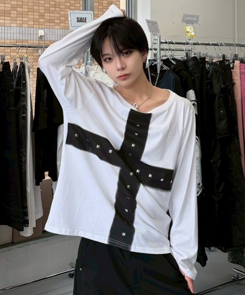 Never mind the XU（ネバーマインドザエックスユー）の「【Never mind the XU】cross print long sleeve / 【ネバーマインド ザ エックスユー】オーバーサイズクロスプリントワンショルダー長袖Tシャツ（Tシャツ/カットソー・メンズ・ホワイト/チャコール・ONE SIZE）」の2枚目の写真