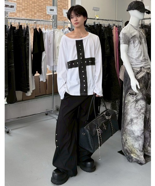 Never mind the XU（ネバーマインドザエックスユー）の「【Never mind the XU】cross print long sleeve / 【ネバーマインド ザ エックスユー】オーバーサイズクロスプリントワンショルダー長袖Tシャツ（Tシャツ/カットソー・メンズ・ホワイト/チャコール・ONE SIZE）」の4枚目の写真