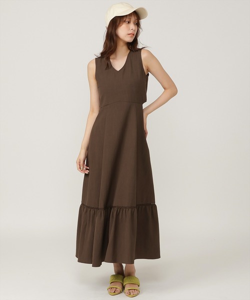 AND COUTURE（アンドクチュール）の「バックオープンデザインノースリーブフレアワンピース（ワンピース・レディース・ダークブラウン/ブラック/ベージュ・FREE）」の2枚目の写真