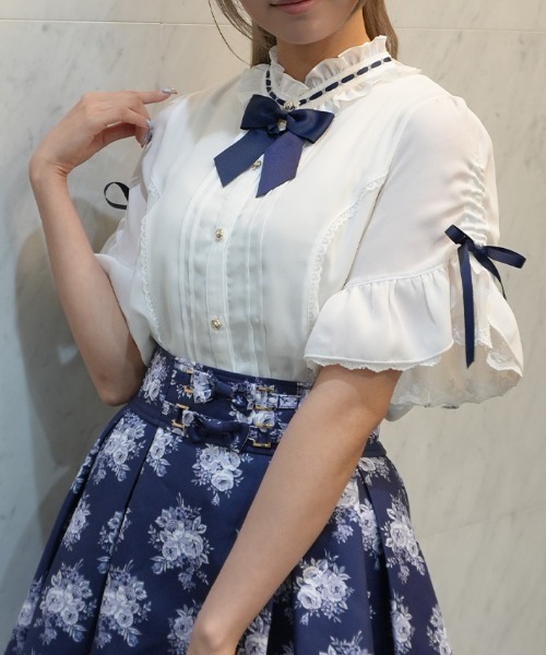 axes femme POETIQUE(アクシーズファムポエティック)の「リボンブローチ付き姫袖風BL(シャツ/ブラウス・レディース・キナリ/ホワイト/ブラック・MEDIUM)」の1枚目の写真