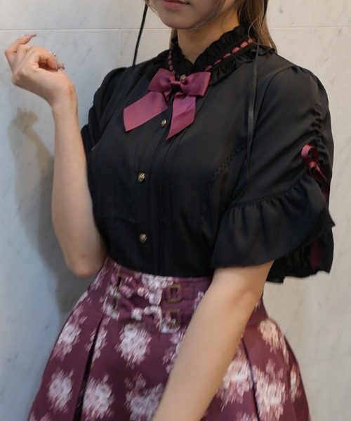 axes femme POETIQUE(アクシーズファムポエティック)の「リボンブローチ付き姫袖風BL(シャツ/ブラウス・レディース・キナリ/ホワイト/ブラック・MEDIUM)」の3枚目の写真