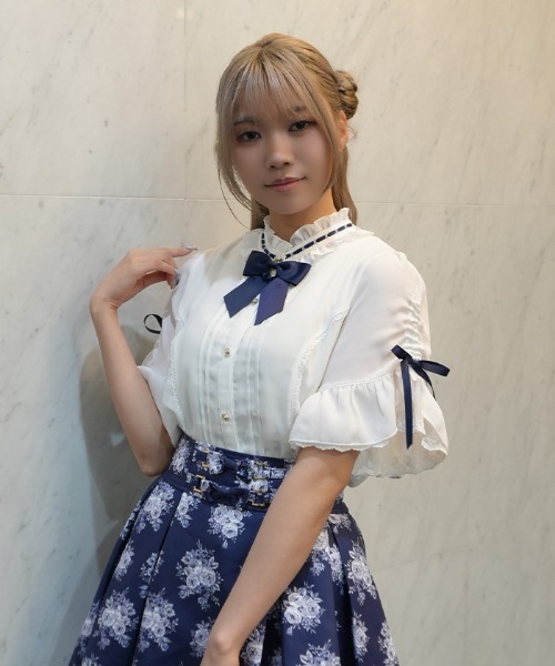 axes femme POETIQUE(アクシーズファムポエティック)の「リボンブローチ付き姫袖風BL(シャツ/ブラウス・レディース・キナリ/ホワイト/ブラック・MEDIUM)」の21枚目の写真