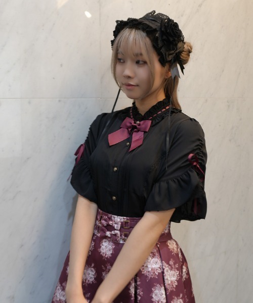 axes femme POETIQUE(アクシーズファムポエティック)の「リボンブローチ付き姫袖風BL(シャツ/ブラウス・レディース・キナリ/ホワイト/ブラック・MEDIUM)」の19枚目の写真