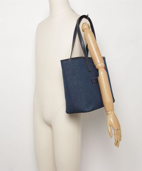 Guess(ゲス)の「KEIRA Tote トートバッグ デニムバッグ(トートバッグ・レディース・インディゴブルー・ONE SIZE)」の14枚目の写真