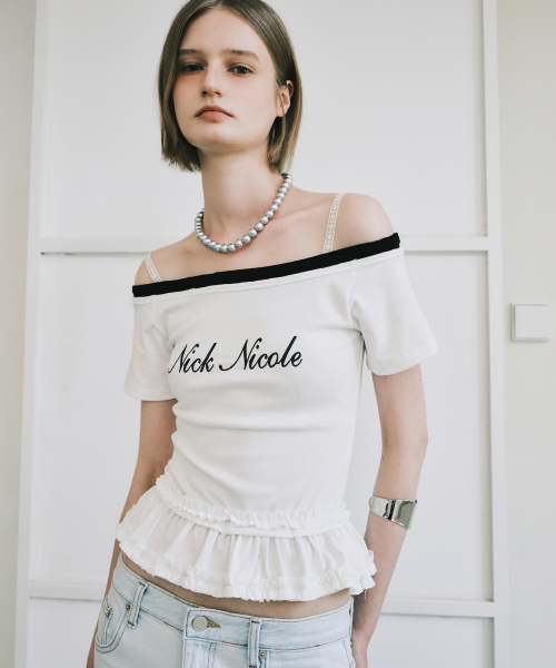 NICK&NICOLE（ニックアンドニコール）の「OFF-SHOULDER FRILL CROP TOP_WHITE（Tシャツ/カットソー・レディース・その他・FREE）」の2枚目の写真