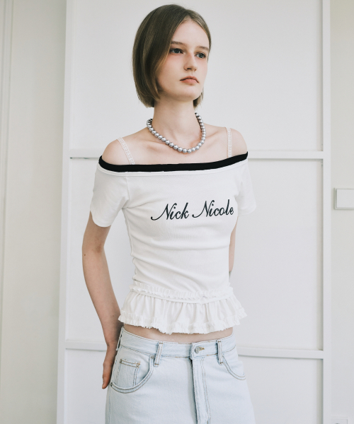 NICK&NICOLE（ニックアンドニコール）の「OFF-SHOULDER FRILL CROP TOP_WHITE（Tシャツ/カットソー・レディース・その他・FREE）」の3枚目の写真