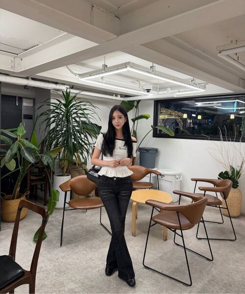 NICK&NICOLE（ニックアンドニコール）の「OFF-SHOULDER FRILL CROP TOP_WHITE（Tシャツ/カットソー・レディース・その他・FREE）」の6枚目の写真