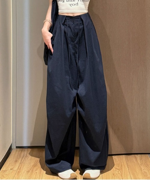 &soiree(アンドソワレ)の「ワイドタック入りカーブパンツ(その他パンツ・レディース・ブラック/ホワイト/ベージュ/ネイビー・SMALL/MEDIUM/LARGE/X-LARGE)」の4枚目の写真