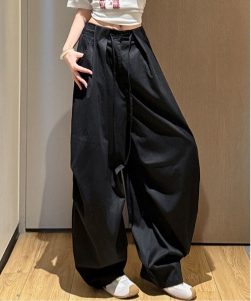 &soiree(アンドソワレ)の「ワイドタック入りカーブパンツ(その他パンツ・レディース・ブラック/ホワイト/ベージュ/ネイビー・SMALL/MEDIUM/LARGE/X-LARGE)」の2枚目の写真
