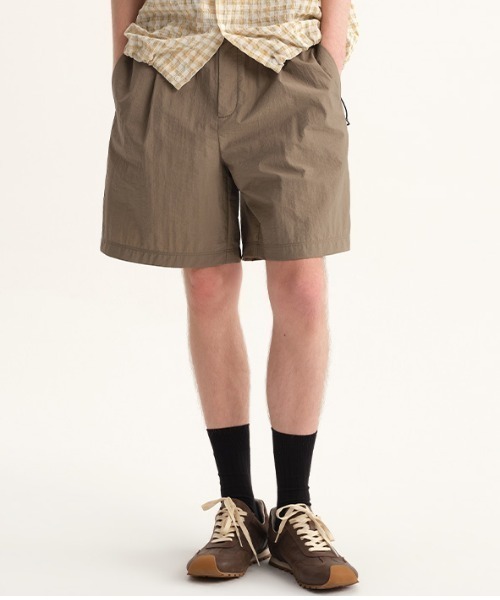 MODE COMMUTER(モードコミューター)の「Crinkle-Finish Woven Wide Shorts(その他パンツ・メンズ・ライトグリーン/ベージュ・MEDIUM/LARGE/SMALL)」の2枚目の写真