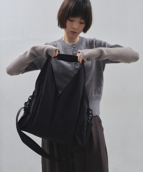 LUMII.(ルミー)の「【動画あり】アウトポケット2WAYトートバッグ(ショルダーバッグ・レディース・ブラック/ライトグレー・FREE)」の1枚目の写真
