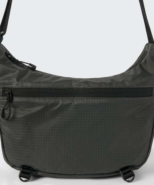 MUSINSA STANDARD（ムシンサスタンダード）の「[シティレジャー] リップストップコンパクトクロスバッグ [マッドグレー]（メッセンジャーバッグ・レディース・その他・FREE）」の4枚目の写真